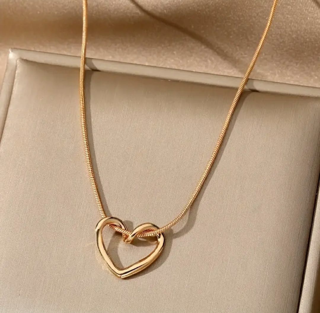 Elegant Golden Heart Chain Necklace – Timeless and Chic